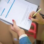 Para validar uma ideia de negócio (MVP) antes de gastar dinheiro, é fundamental construir um Produto Mínimo Viável. Isso envo