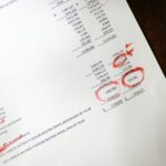 Para realizar a Conciliação Bancária e evitar erros no saldo, é fundamental comparar os extratos bancários com os registros i