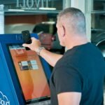 Para prevenir fraudes financeiras digitais, a segurança cibernética é essencial e envolve a adoção de senhas fortes, autentic