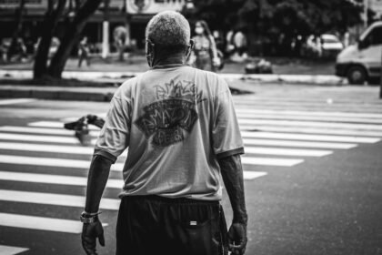 Como o comportamento da população acompanha o crescimento de Divinópolis